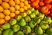 Blick auf Obst und Gemüse, darunter Birnen und Orangen, an einem Marktstand auf dem Zentralmarkt in Port Louis, Port Louis, Mauritius, Indischer Ozean, Afrika