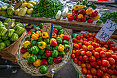 Blick auf einen Obststand, der Paprika und Tomaten auf dem Markt nahe dem Busbahnhof verkauft, Port Louis, Mauritius, Indischer Ozean, Afrika