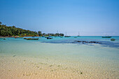 Blick auf den Strand und den türkisfarbenen Indischen Ozean an einem sonnigen Tag in Cap Malheureux, Mauritius, Indischer Ozean, Afrika