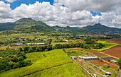 Luftaufnahme des Long Mountain und der Felder am Long Mountain, Mauritius, Indischer Ozean, Afrika