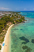 Luftaufnahme von Strand und türkisfarbenem Wasser bei Le Clos Choisy, Mauritius, Indischer Ozean, Afrika