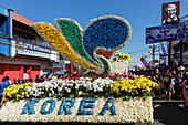 Koreanischer Festwagen bei der jährlichen Parade des Tomohon International Flower Festival in der Stadt, die das Herz der nationalen Blumenzucht ist, Tomohon, Nordsulawesi, Indonesien, Südostasien, Asien