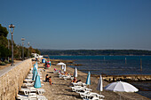 Menschen und Badeplatz am Meer, Altstadt, Novigrad, Kroatien, Europa