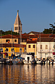 Vergnügungsboote, Jachthafen, Novigrad Hafen, Turm der St. Pelagius Kirche im Hintergrund, Altstadt, Novigrad, Kroatien, Europa