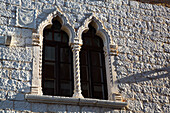 Detail der Fenster in einem Gebäude, Altstadt, Porec, Kroatien, Europa