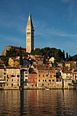Uferpromenade und Turm der St.-Euphemia-Kirche, Altstadt, Rovinj, Kroatien, Europa