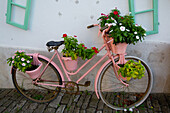 Fahrrad vor einem Geschenkeladen, Motovun, Kroatien, Europa