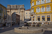 Sergiabogen (Goldenes Tor), erbaut 27 v. Chr., Portarata-Platz, Altstadt, Pula, Kroatien, Europa
