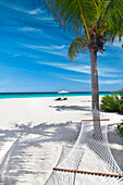 Tropischer Strand, Landschaft mit Hängematte und weißem Sand, Malediven, Indischer Ozean, Asien