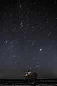 Sternenschweif über dem stillgelegten Trawler Vita Nova, von der Cumbrian Coast, Furness Peninsula, Cumbria, England, Vereinigtes Königreich, Europa