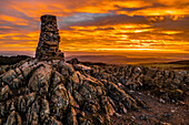 Sonnenaufgang von Gummers How im englischen Lake District, UNESCO-Welterbe, Cumbria, England, Vereinigtes Königreich, Europa