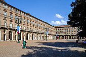 Architektur auf der Piazza Castello, einem prominenten rechteckigen Platz im Stadtzentrum, auf dem sich mehrere wichtige architektonische Komplexe befinden, mit seinen eleganten Säulengängen und Fassaden, Turin, Piemont, Italien, Europa