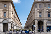 Blick auf die Via Roma, eine berühmte Einkaufsstraße mit Luxusgeschäften, von der Piazza San Carlo, einem für seine Barockarchitektur bekannten Platz, Turin, Piemont, Italien, Europa