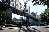 Blick auf die Queensboro Bridge, eine freitragende Brücke über den East River, die Long Island City in Queens mit den Stadtvierteln East Midtown und Upper East Side in Manhattan verbindet und über Roosevelt Island führt, New York City, Vereinigte Staaten von Amerika, Nordamerika