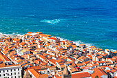 Das alte Fischerdorf Cefalu mit roten Dächern und weißen Häusern von oben gesehen, Provinz Palermo, Tyrrhenisches Meer, Sizilien, Italien, Mittelmeer, Europa
