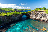 Erhöhter Blick auf die tropische Bucht und den natürlichen Bogen am sogenannten Broken Beach, Nusa Penida, Klungkung regency, Bali, Indonesien, Südostasien, Asien