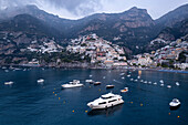 Boote vor Anker im offenen Meer vor dem Dorf Positano von oben gesehen, Amalfiküste, UNESCO-Weltkulturerbe, Provinz Salerno, Region Kampanien, Tyrrhenisches Meer, Süditalien, Italien