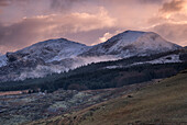 Moel yr Ogor und Moel Lefn bei Sonnenuntergang, Snowdonia National Park (Eryri), Nordwales, Vereinigtes Königreich, Europa
