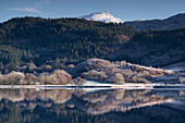 Llyn Dinas und Moel Siabod im Winter, Nant Gwynant, Snowdonia National Park (Eryri), Nordwales, Vereinigtes Königreich, Europa