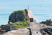 Blick auf die Kapelle auf dem Hermitage Rock und den Wellenbrecher vom Elizabeth Castle, Jersey, Kanalinseln, Europa