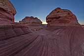 Der westliche Felskamm der Neuen Welle entlang des Beehive Trail bei Sonnenuntergang, Glen Canyon Recreation Area, nahe Page, Arizona, Vereinigte Staaten von Amerika, Nordamerika