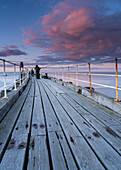 Whitby Piers und Hafen in der Abenddämmerung, Whitby, die Küste von North Yorshire, Yorkshire, England, Vereinigtes Königreich, Europa