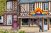 Eine Epicerie im Normandie-Dorf Beuvron-en-Auge, Beuvron-en-Auge, Normandie, Frankreich, Europa