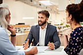 Männlicher Anwalt bei einer Besprechung mit Mandanten im Büro