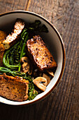 Soja-Tofu mit zartem Brokkoli, Pilzen und Reis
