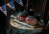 Pulled Pork Burger mit schwarzem Sesam mit knusprigem Apfelsalat, eingelegtem Rotkohl, knusprigem Apfelsalat, amerikanischer Flagge, USA Independence Day