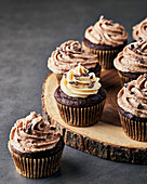 Vegane Schokoladen-Feigen-Cupcakes mit veganem Schokoladen-Irish-Cream-Frosting