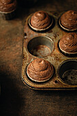 Schokoladen-Cupcakes in einer rustikalen Küche