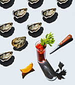 Offene mediterrane Auster und Bloody-Mary-Cocktail auf weißem Hintergrund Muster