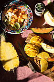 Obstsalat mit Mango, Melone und Ananas