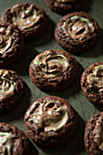 Minzschokoladenkekse auf grünem Hintergrund