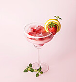 Erdbeer-Margarita-Cocktail auf rosa Hintergrund