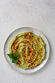 Avocado-Hummus, gewürzt mit Sesam, Paprika und Petersilie. Ansicht von oben