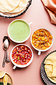 Drei Poppadom-Dips: Minz-Joghurt-Sauce, Chutney mit roten Zwiebeln, Mango-Chutney, serviert mit Poppadoms