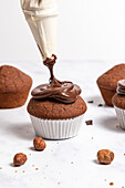 Vegane glutenfreie Schokoladen-Haselnuss-Cupcakes