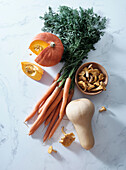 Draufsicht mit herbstlich-orangem Gemüse. Karotten, Kürbis, Butternusskürbis