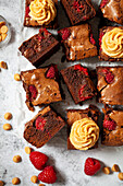 Schokoladen- und Himbeer-Brownies mit Buttercreme-Zuckerguss auf einigen der Quadrate
