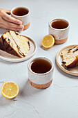 Schwarzer Tee mit Zitrone in kleinen Keramikbechern