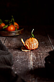 Clementinen auf einem Holztisch