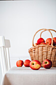 Äpfel in einem Korb vor einem weißen Hintergrund