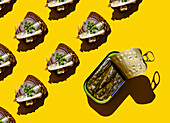 Sardinen- und Zwiebelsandwich auf Brot auf gelbem Hintergrund Muster