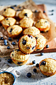 Blaubeer-Muffins auf Pergamentpapier