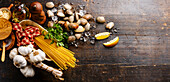 Dunkler Holzhintergrund mit Zutaten zum Kochen von Spaghetti vongole