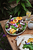 Pfirsich, Mozarella und Veilchensalat