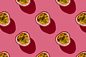 Horizontales Muster von tropischen exotischen Passionsfrüchten auf rosa Hintergrund Flatlay Lebensmittel