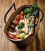 Abfallfreier Lebensstil Plastikfreier, umweltfreundlicher Lebensmitteleinkauf - Gemüse in wiederverwendbarer Tasche